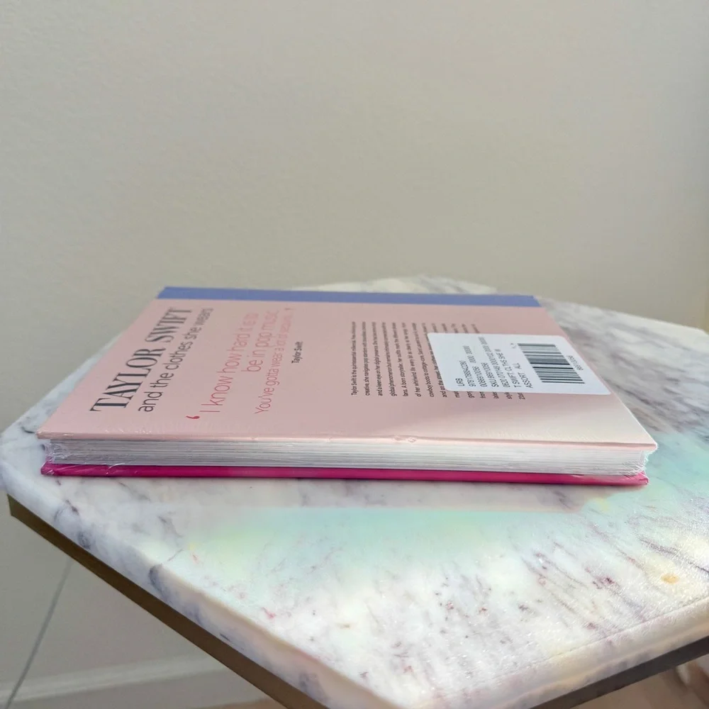 ⭐️ Taylor Swift and the Clothes She Wears Hardcover Book